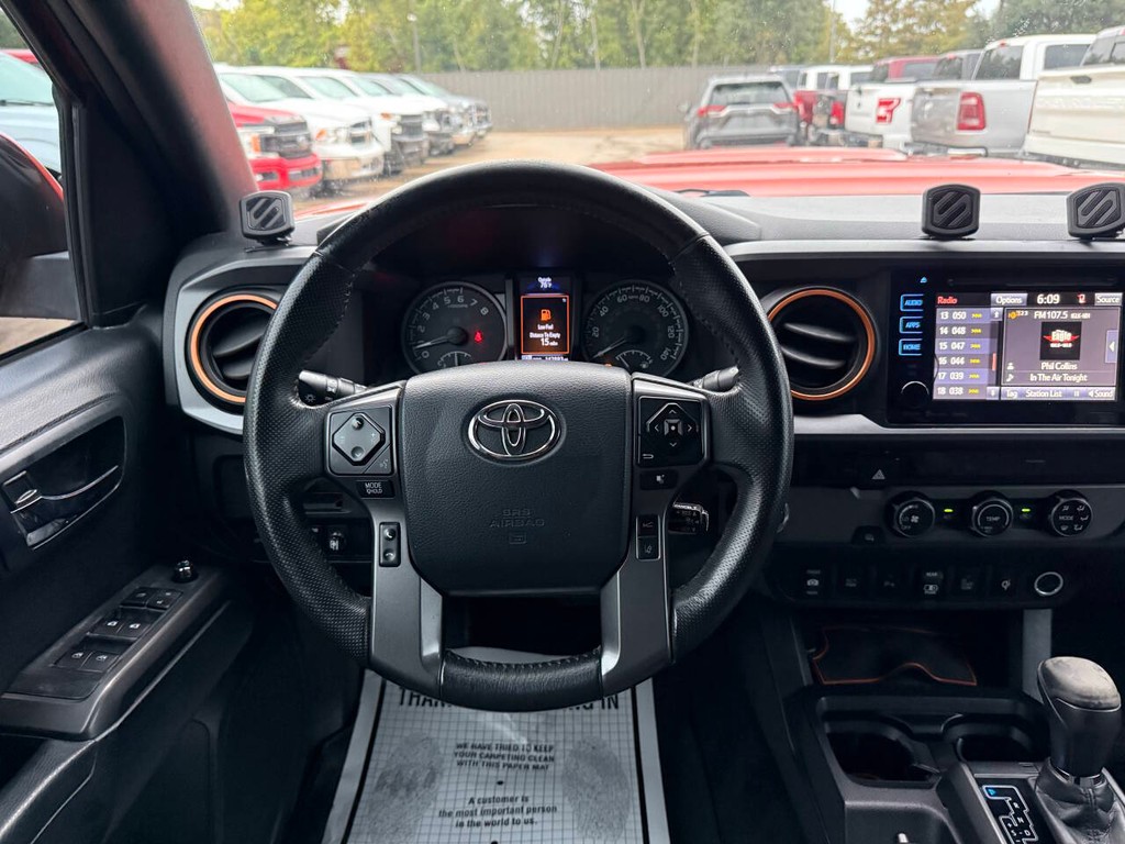 Toyota Tacoma Vehicle Full-screen Gallery Image 22