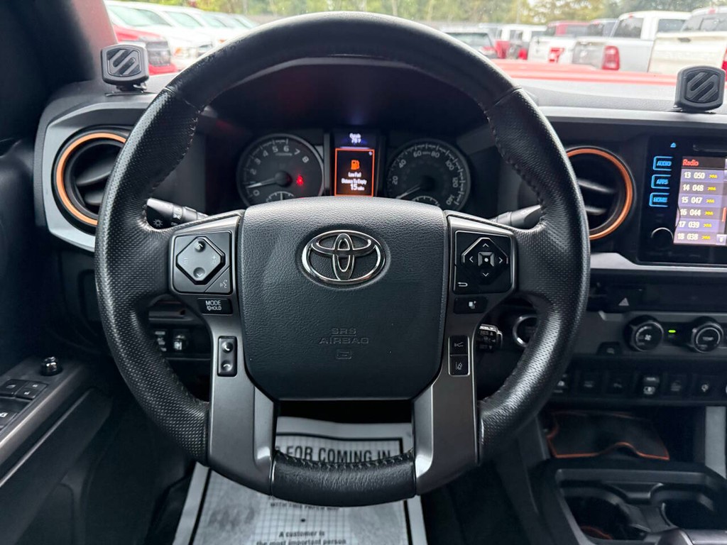 Toyota Tacoma Vehicle Full-screen Gallery Image 23