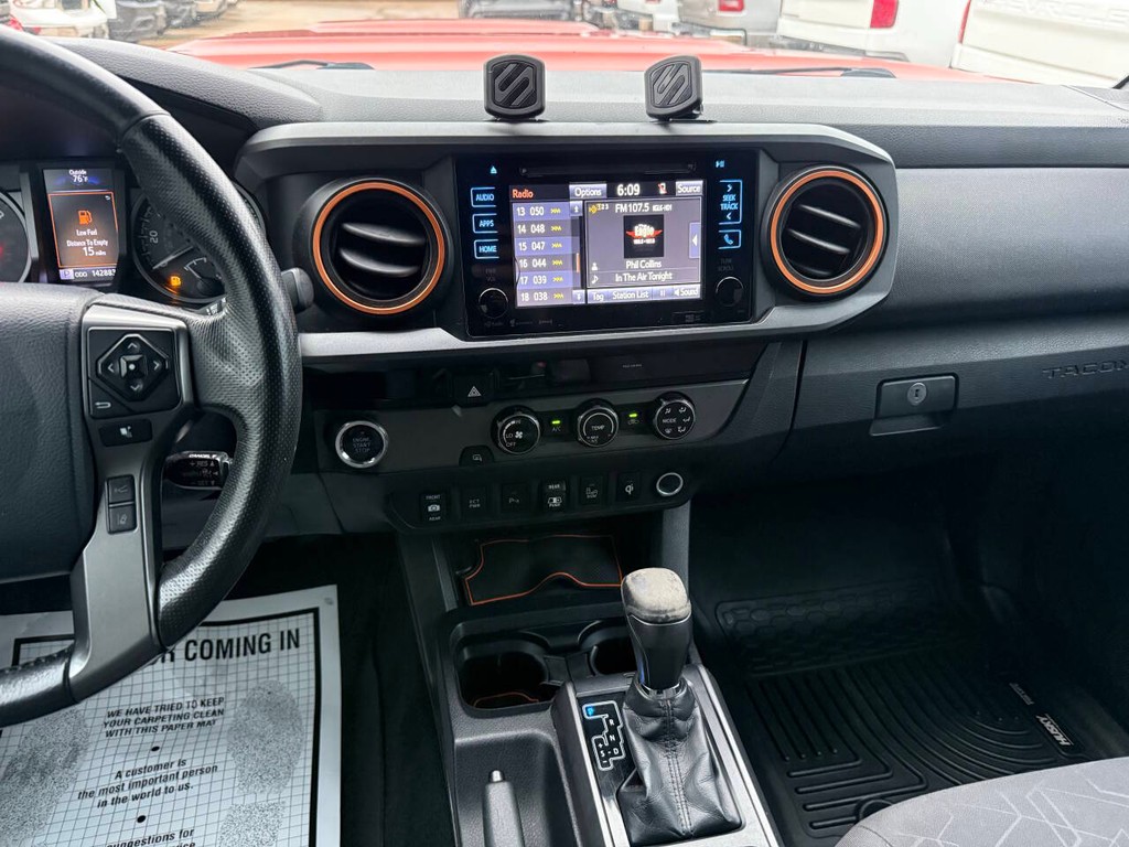 Toyota Tacoma Vehicle Full-screen Gallery Image 24