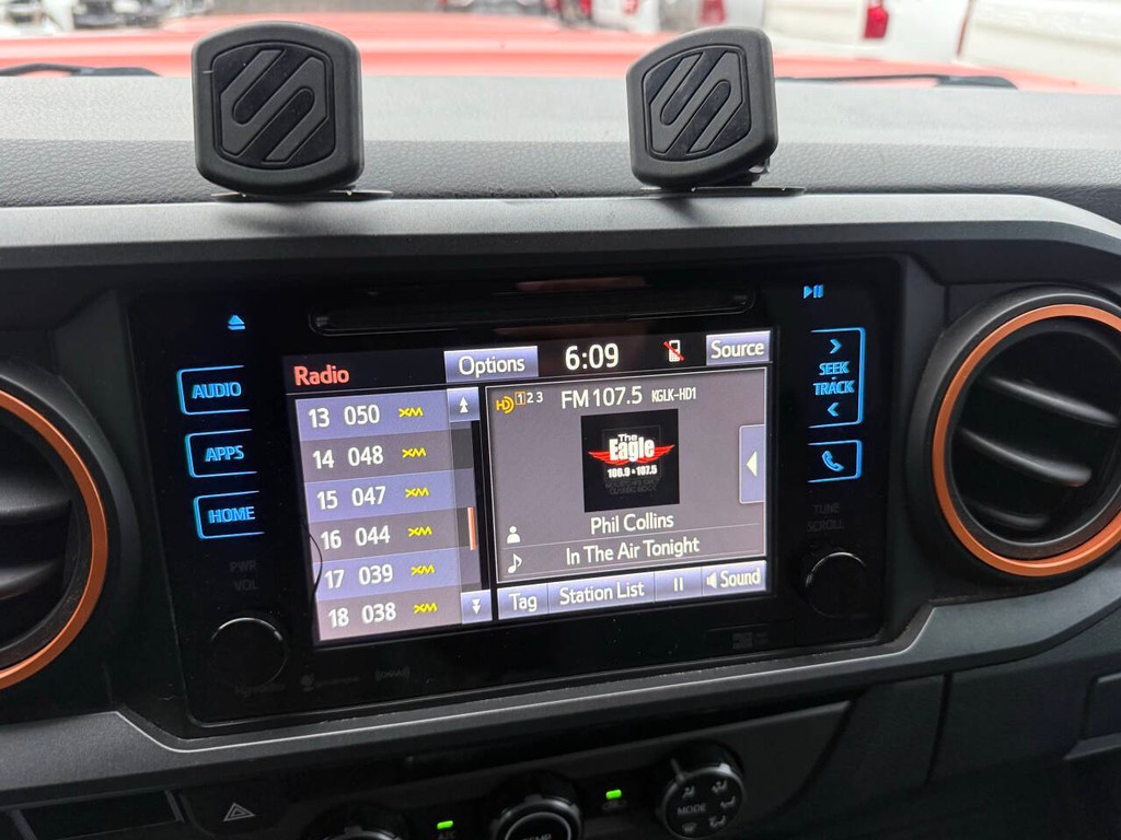 Toyota Tacoma Vehicle Full-screen Gallery Image 25