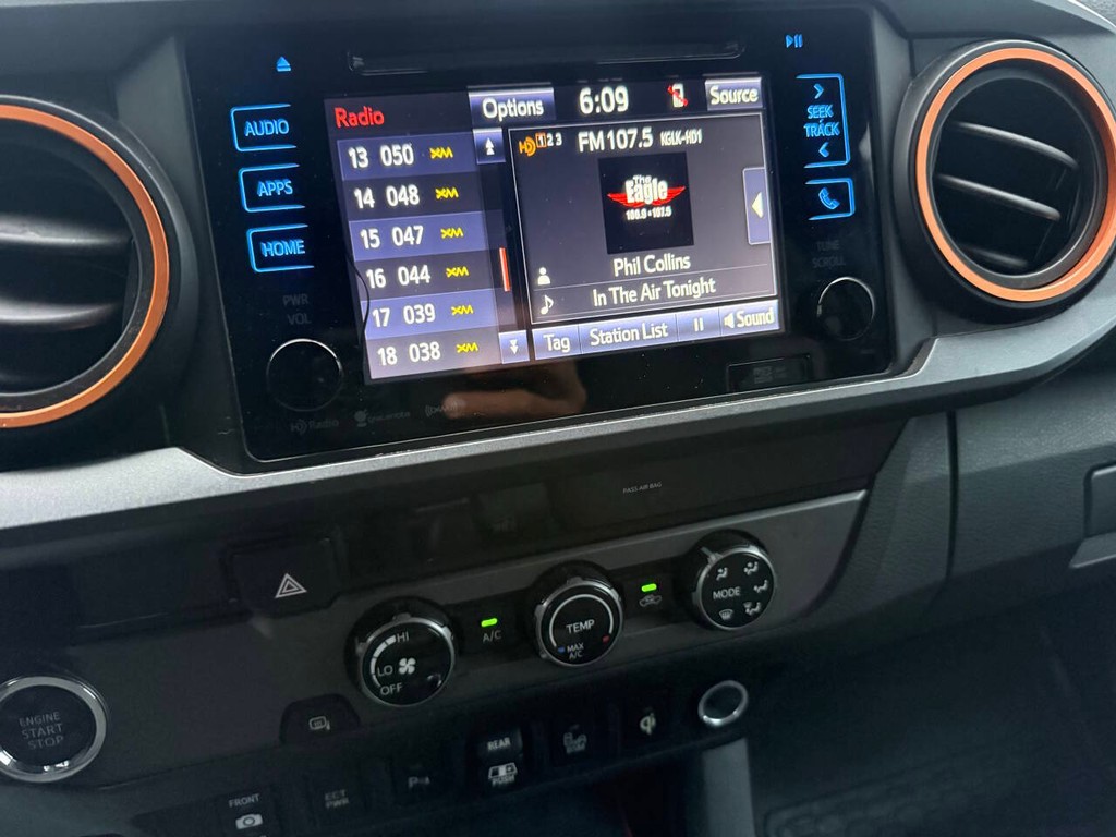 Toyota Tacoma Vehicle Full-screen Gallery Image 26