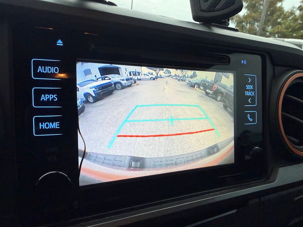 Toyota Tacoma Vehicle Full-screen Gallery Image 27