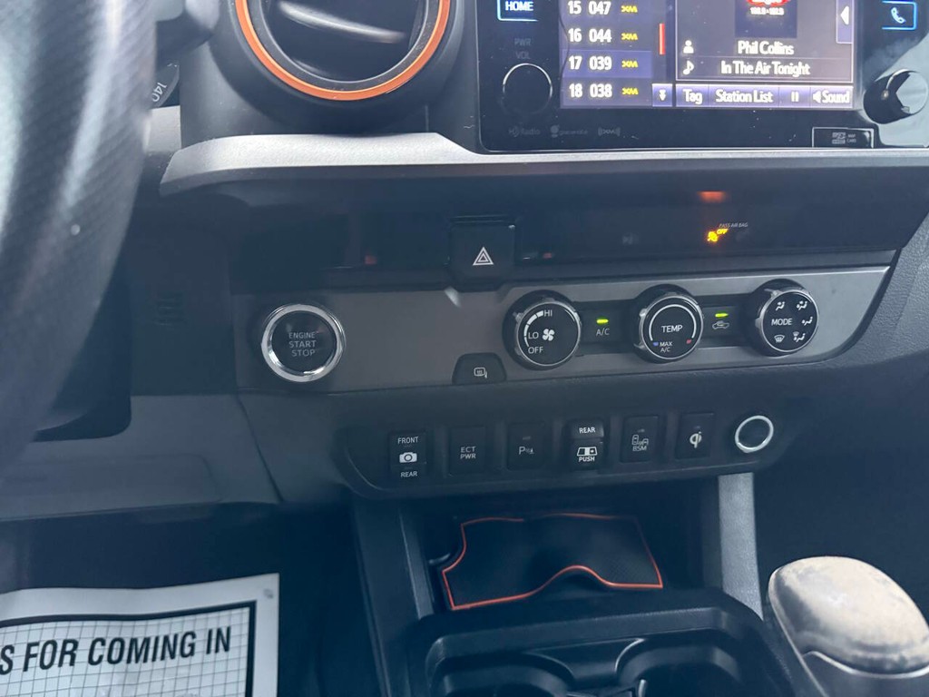 Toyota Tacoma Vehicle Full-screen Gallery Image 28