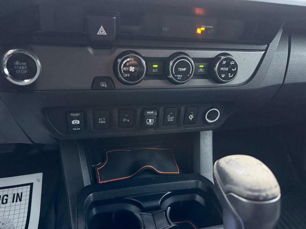 Toyota Tacoma Vehicle Full-screen Gallery Image 29