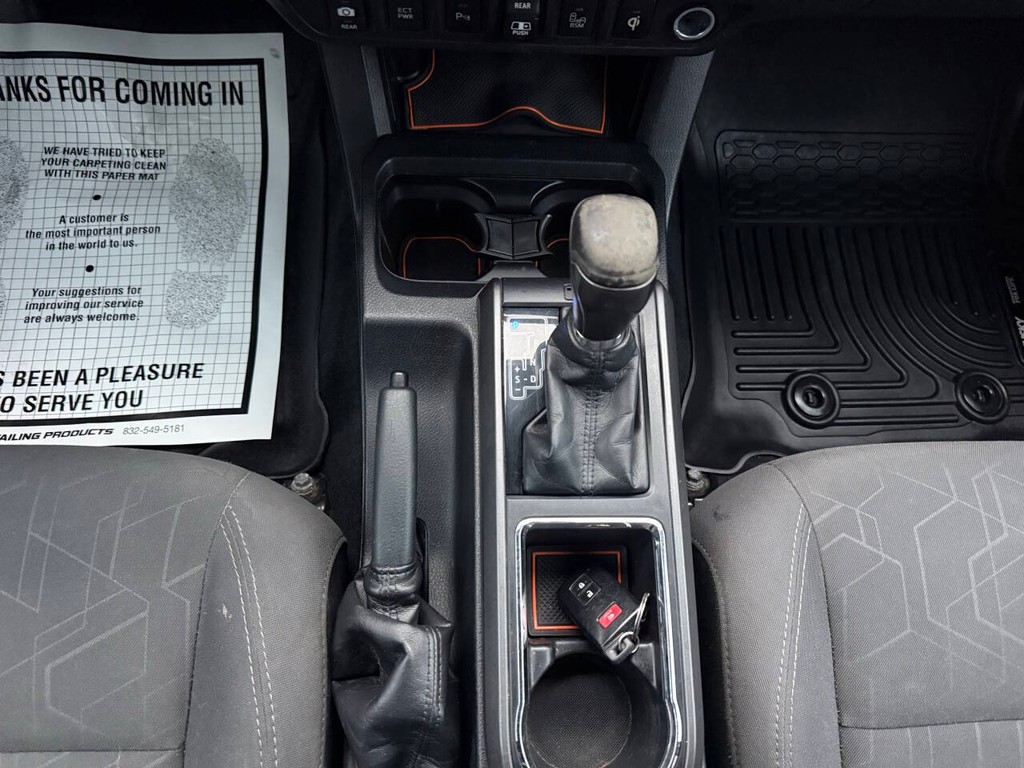 Toyota Tacoma Vehicle Full-screen Gallery Image 30