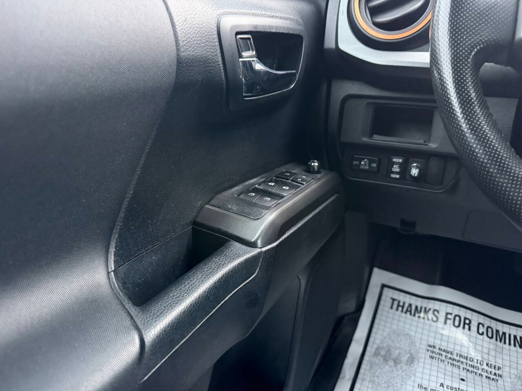 Toyota Tacoma Vehicle Full-screen Gallery Image 31