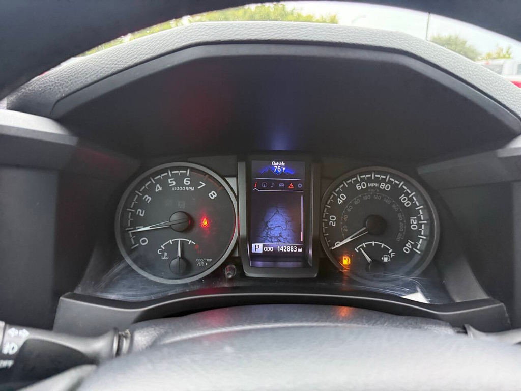 Toyota Tacoma Vehicle Full-screen Gallery Image 32