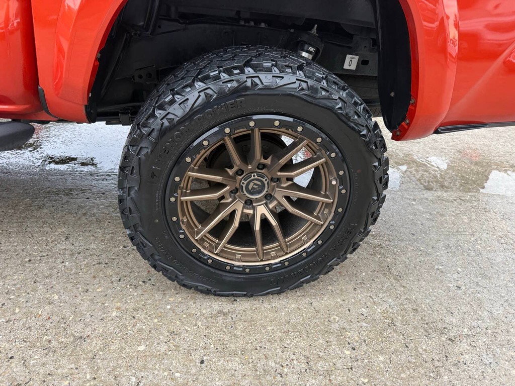 Toyota Tacoma Vehicle Full-screen Gallery Image 36