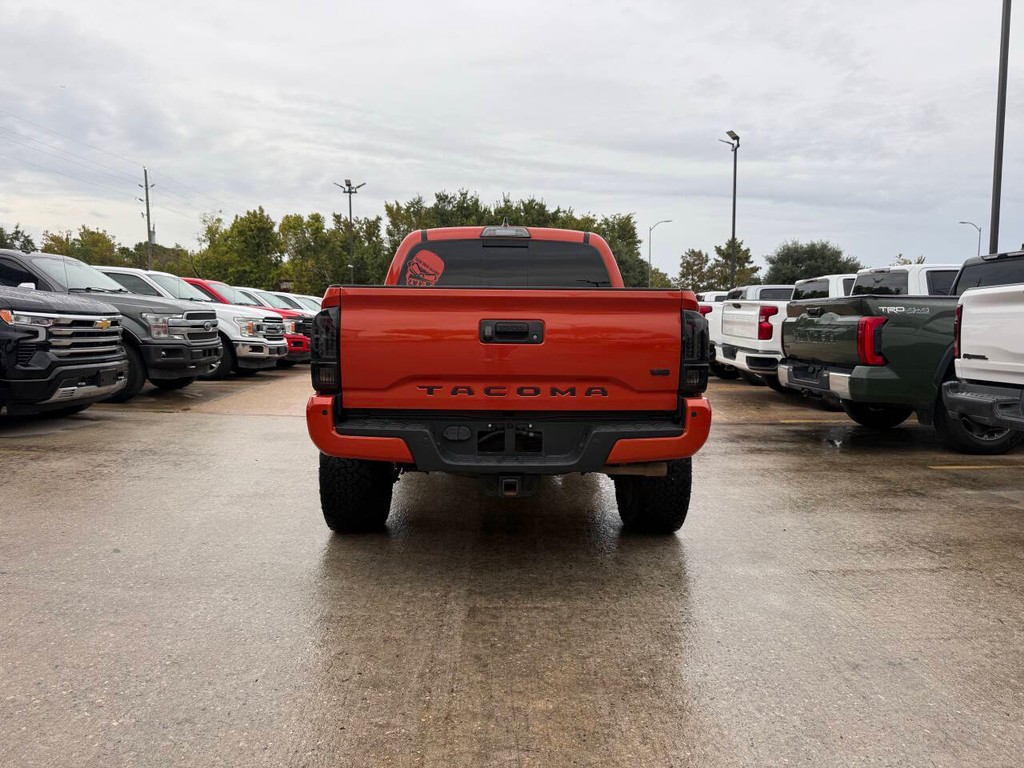 Toyota Tacoma Vehicle Full-screen Gallery Image 38
