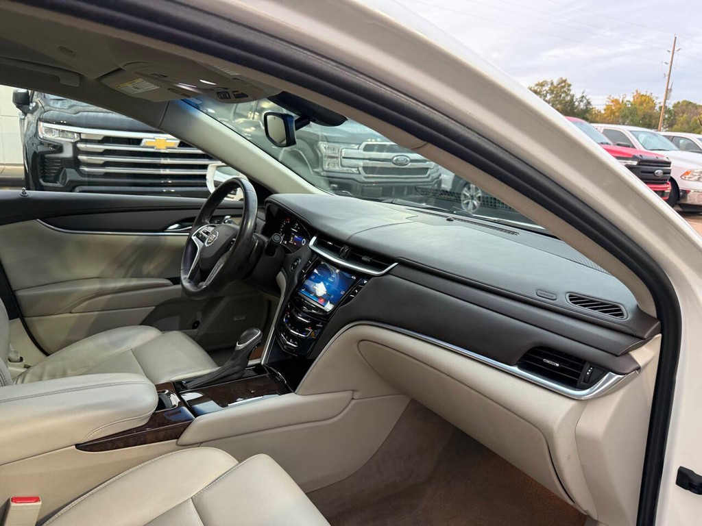 Cadillac XTS Vehicle Full-screen Gallery Image 09