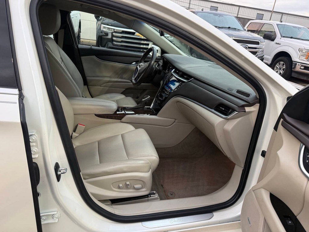 Cadillac XTS Vehicle Full-screen Gallery Image 10