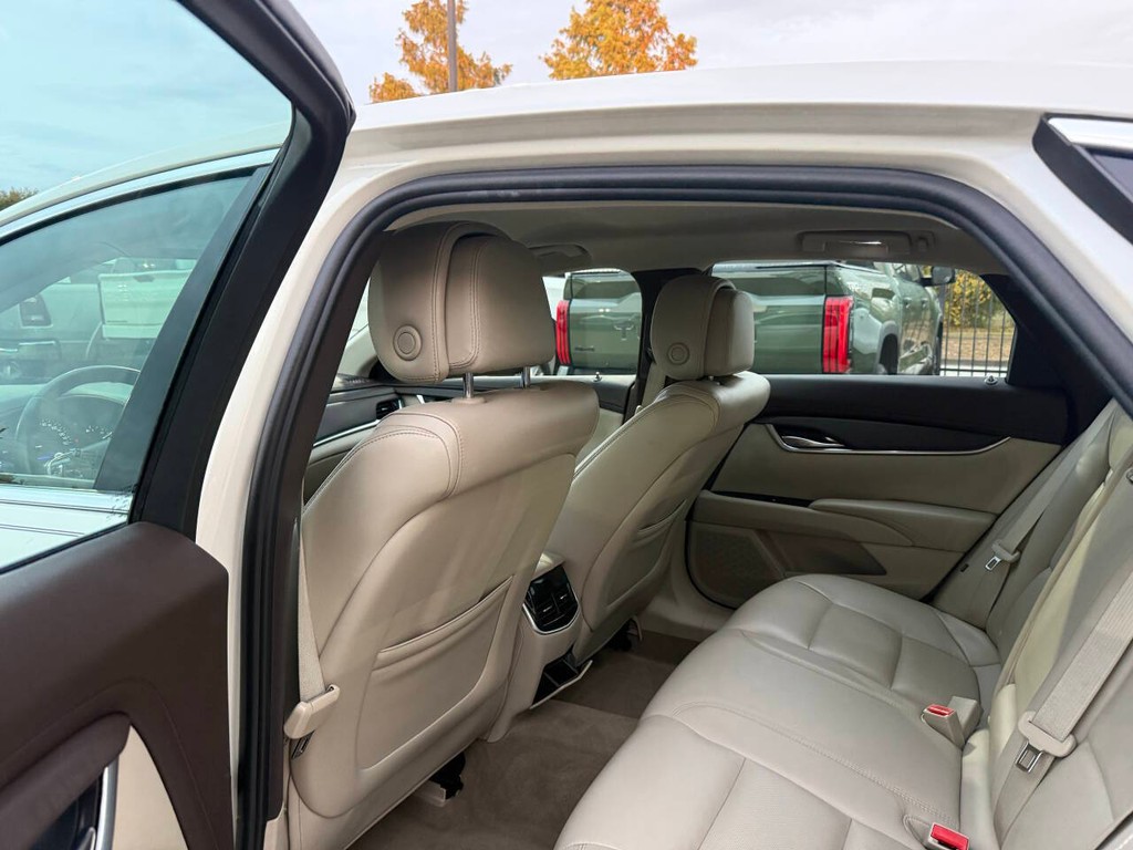 Cadillac XTS Vehicle Full-screen Gallery Image 12