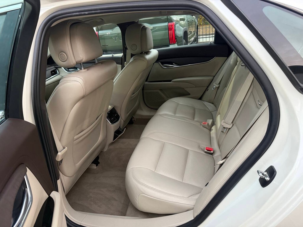 Cadillac XTS Vehicle Full-screen Gallery Image 13