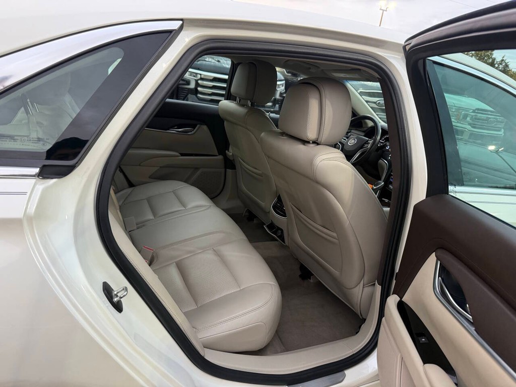 Cadillac XTS Vehicle Full-screen Gallery Image 15