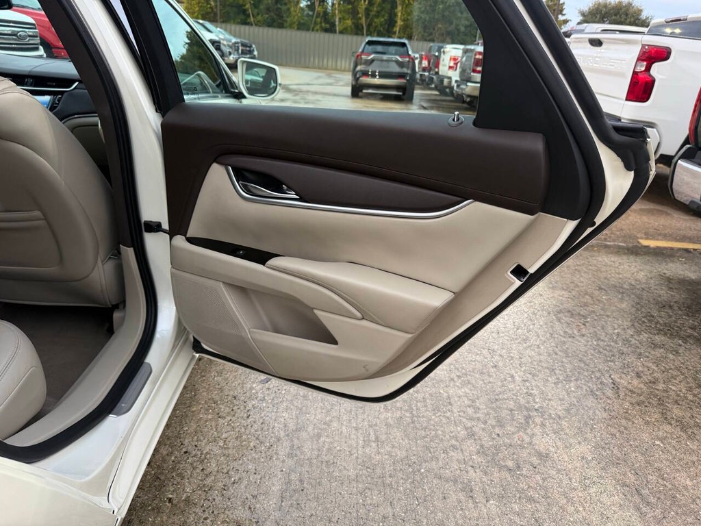 Cadillac XTS Vehicle Full-screen Gallery Image 16