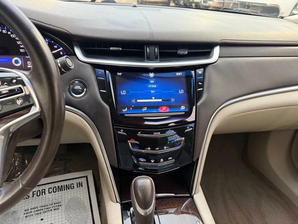 Cadillac XTS Vehicle Full-screen Gallery Image 24
