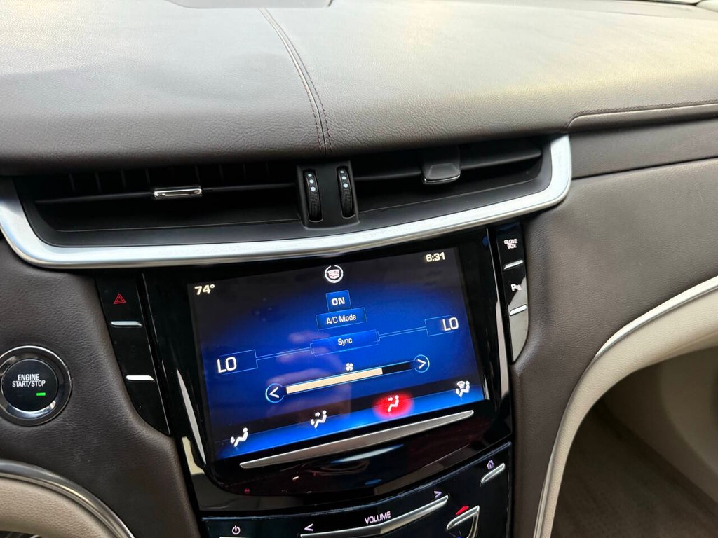 Cadillac XTS Vehicle Full-screen Gallery Image 25