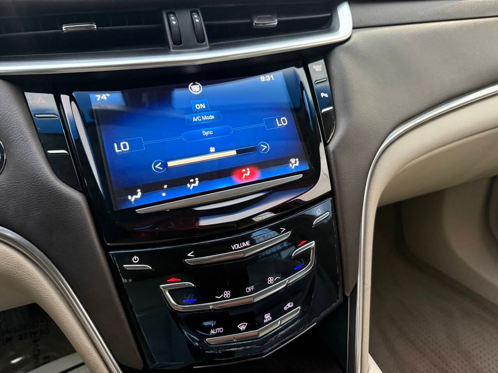 Cadillac XTS Vehicle Full-screen Gallery Image 26