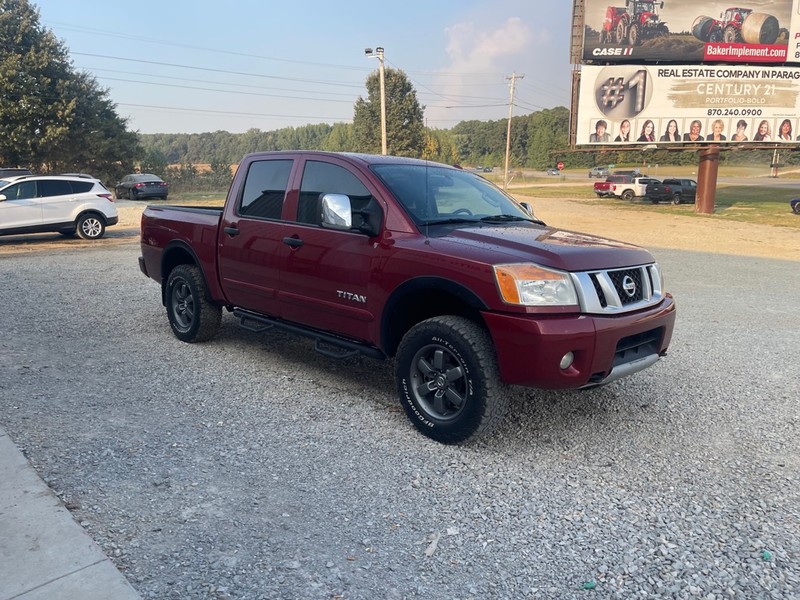 Nissan Titan Vehicle Full-screen Gallery Image 3
