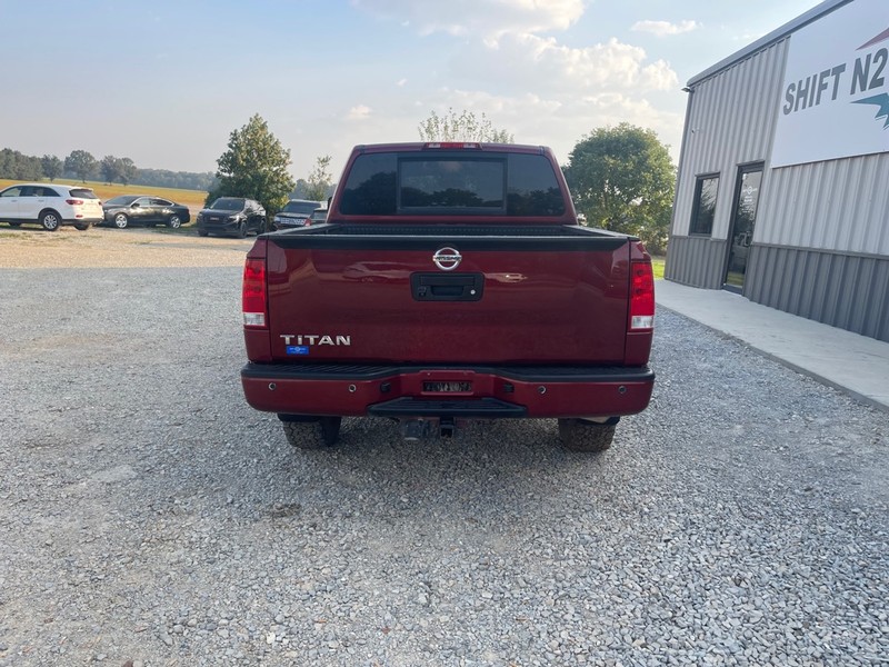 Nissan Titan Vehicle Full-screen Gallery Image 4