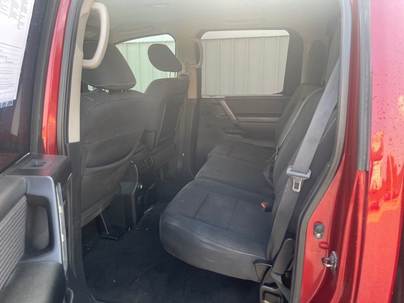 Nissan Titan Vehicle Full-screen Gallery Image 5