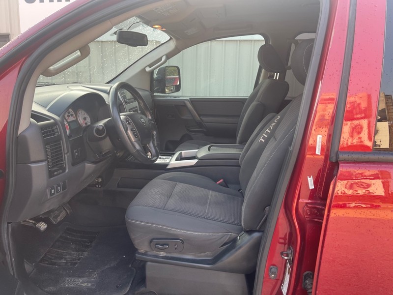 Nissan Titan Vehicle Full-screen Gallery Image 6