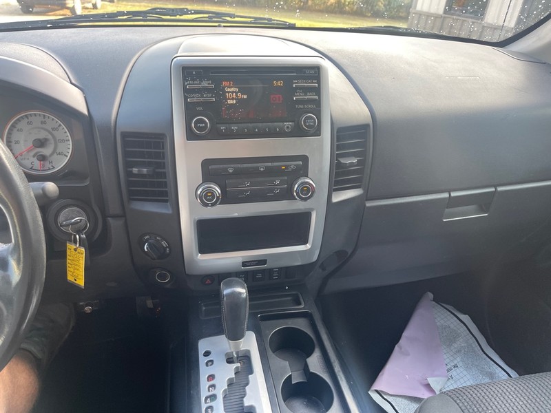 Nissan Titan Vehicle Full-screen Gallery Image 7