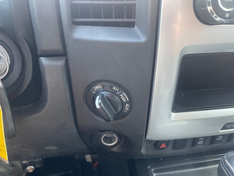 Nissan Titan Vehicle Full-screen Gallery Image 9