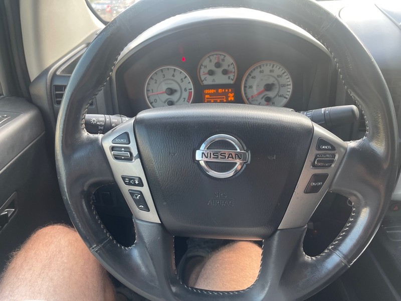 Nissan Titan Vehicle Full-screen Gallery Image 10