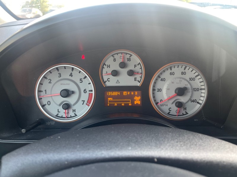 Nissan Titan Vehicle Full-screen Gallery Image 11