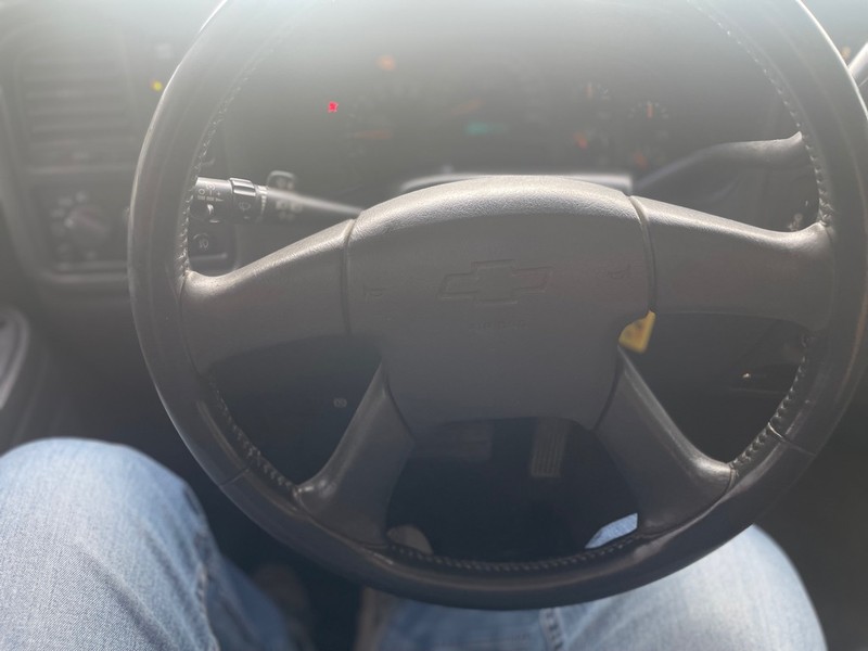 Chevrolet Silverado 1500 Vehicle Full-screen Gallery Image 9