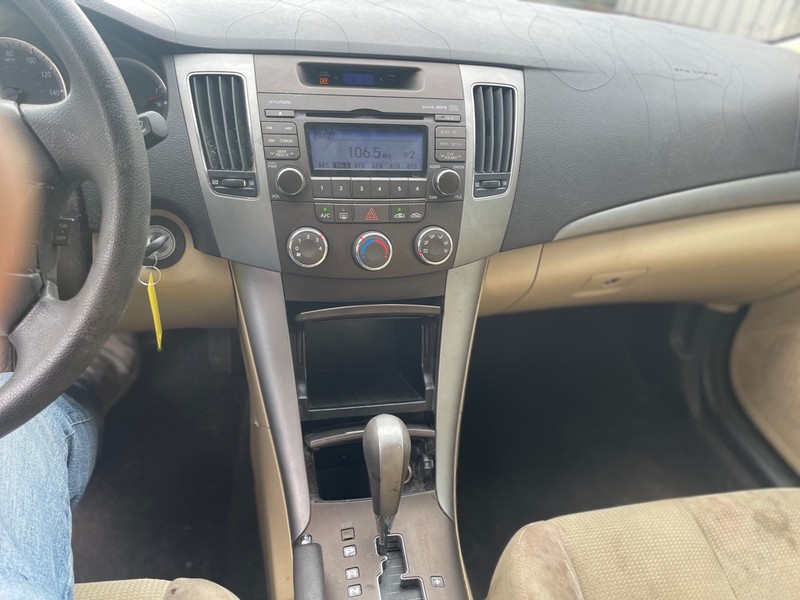 Hyundai Sonata Vehicle Full-screen Gallery Image 7