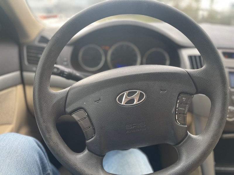 Hyundai Sonata Vehicle Full-screen Gallery Image 8