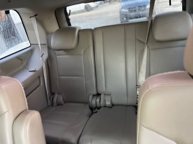 GMC Yukon Vehicle Full-screen Gallery Image 5