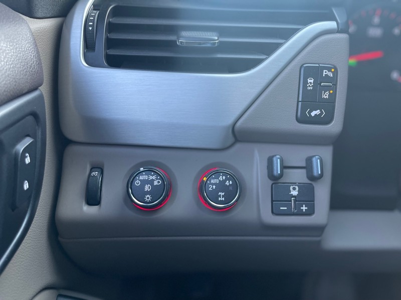 GMC Yukon Vehicle Full-screen Gallery Image 10