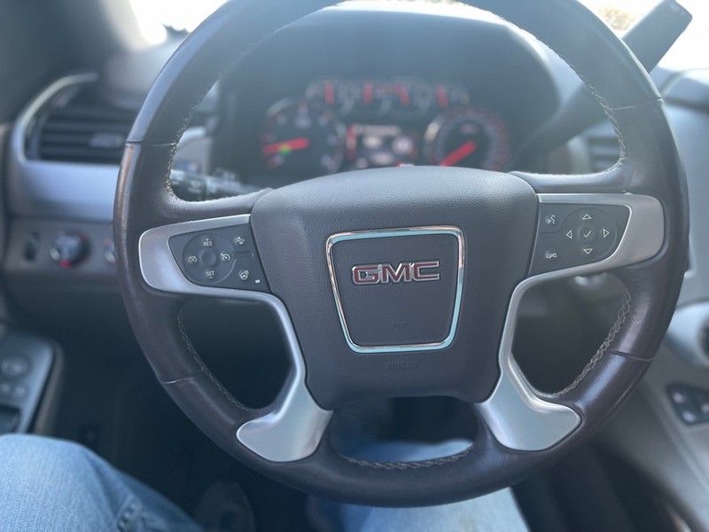 GMC Yukon Vehicle Full-screen Gallery Image 11