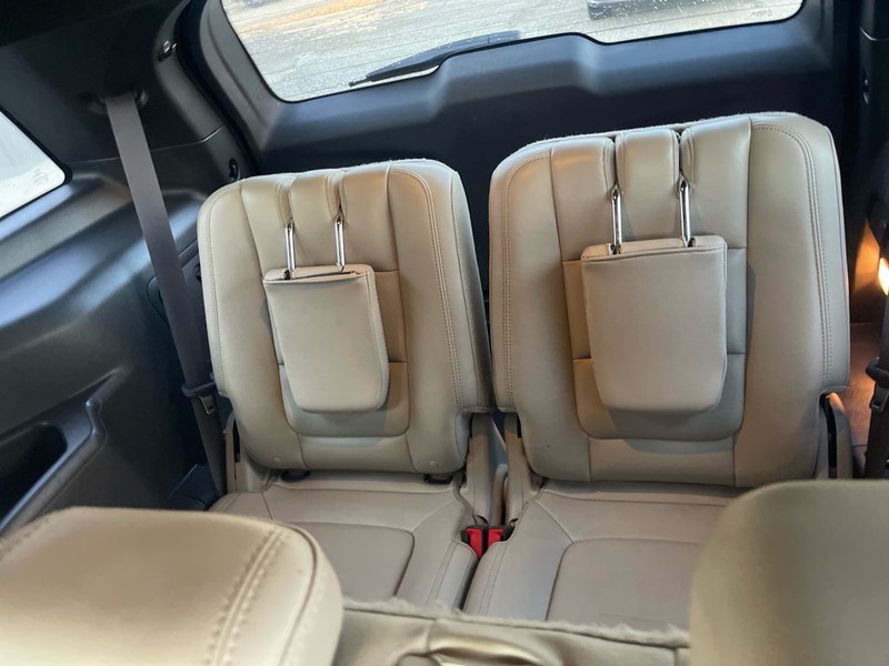 Ford Explorer Vehicle Full-screen Gallery Image 5