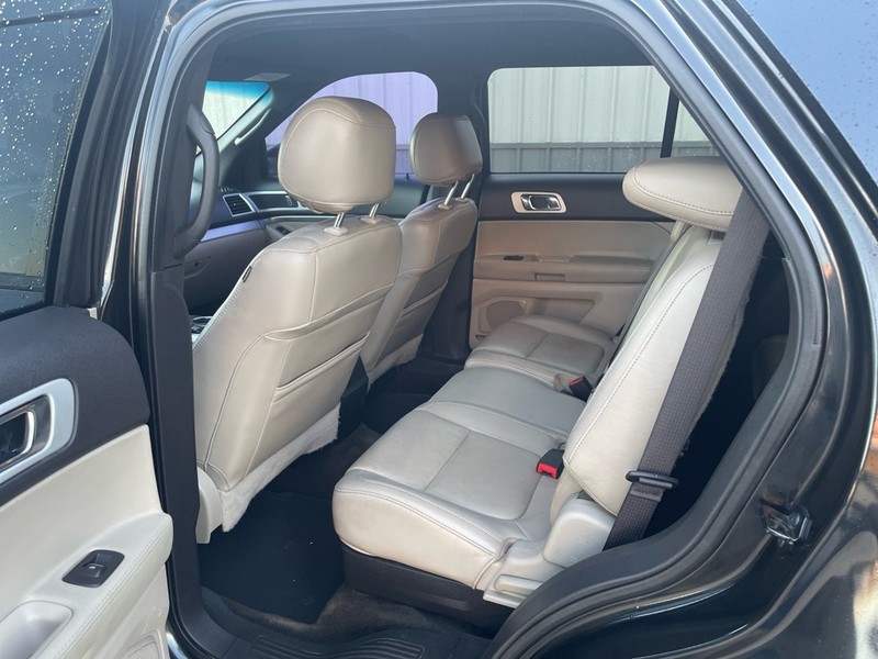 Ford Explorer Vehicle Full-screen Gallery Image 6