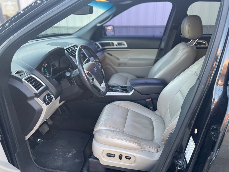 Ford Explorer Vehicle Full-screen Gallery Image 7