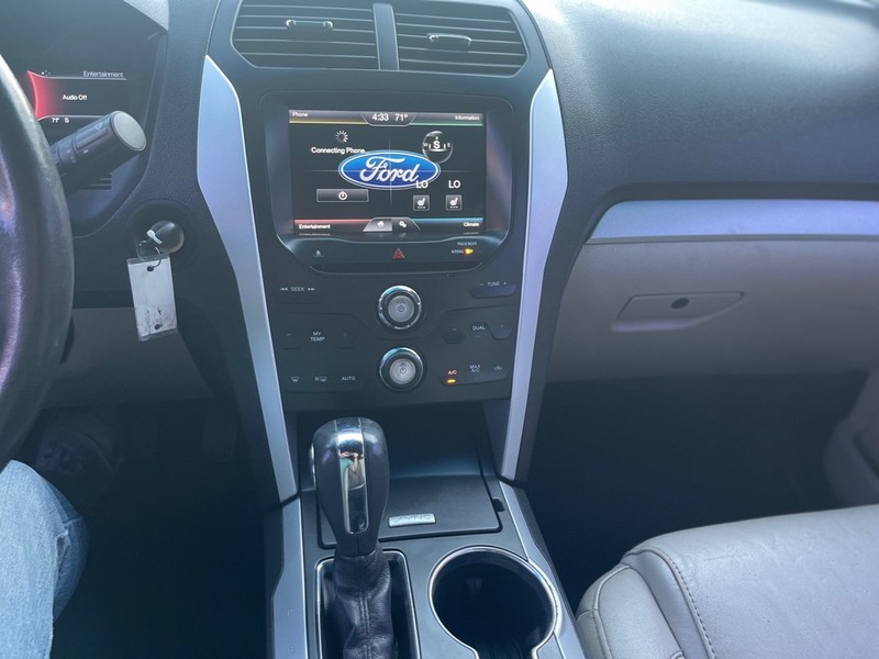 Ford Explorer Vehicle Full-screen Gallery Image 8