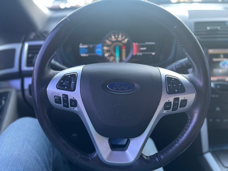 Ford Explorer Vehicle Full-screen Gallery Image 9