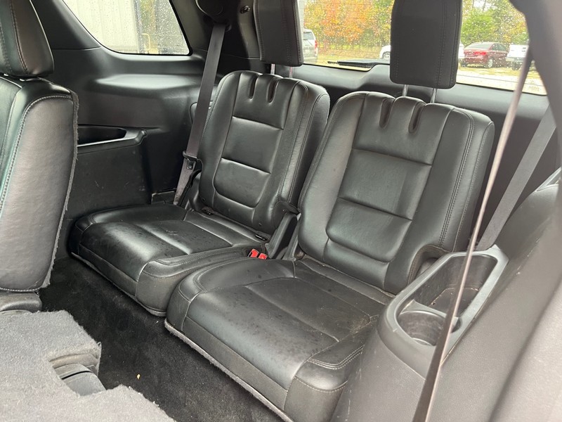 Ford Explorer Vehicle Full-screen Gallery Image 5