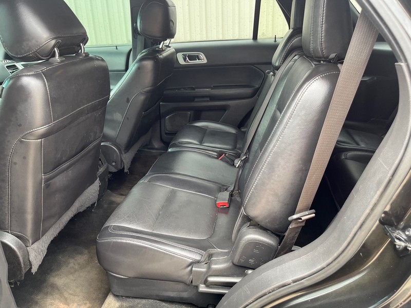 Ford Explorer Vehicle Full-screen Gallery Image 6