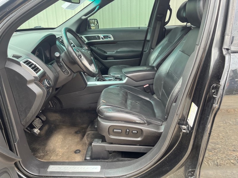 Ford Explorer Vehicle Full-screen Gallery Image 7