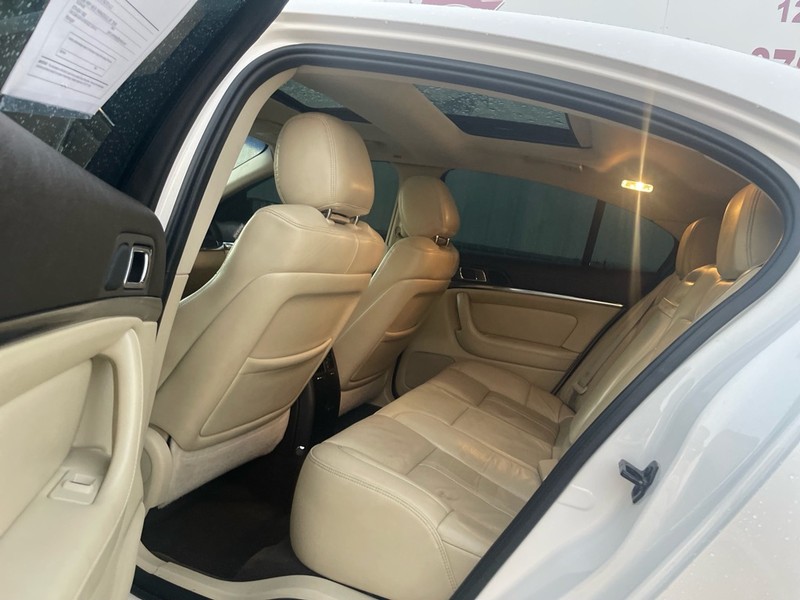 Lincoln MKS Vehicle Full-screen Gallery Image 5