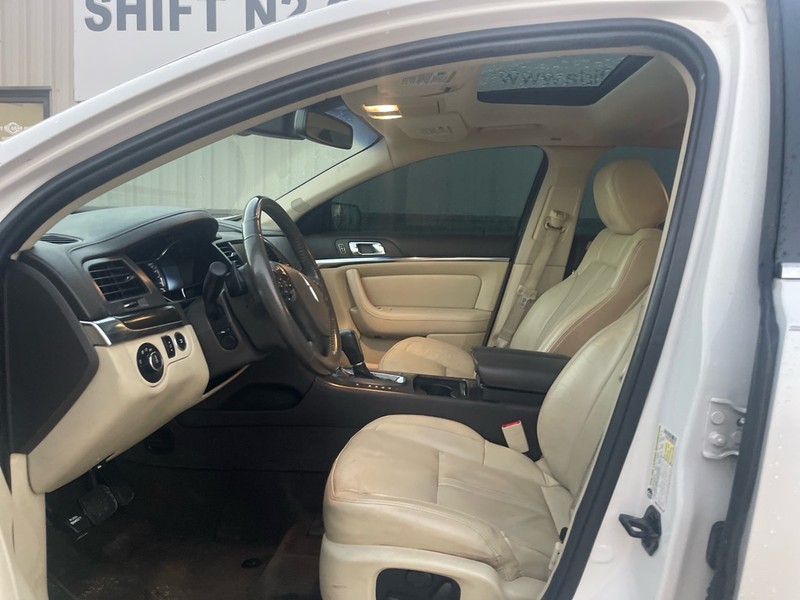 Lincoln MKS Vehicle Full-screen Gallery Image 6