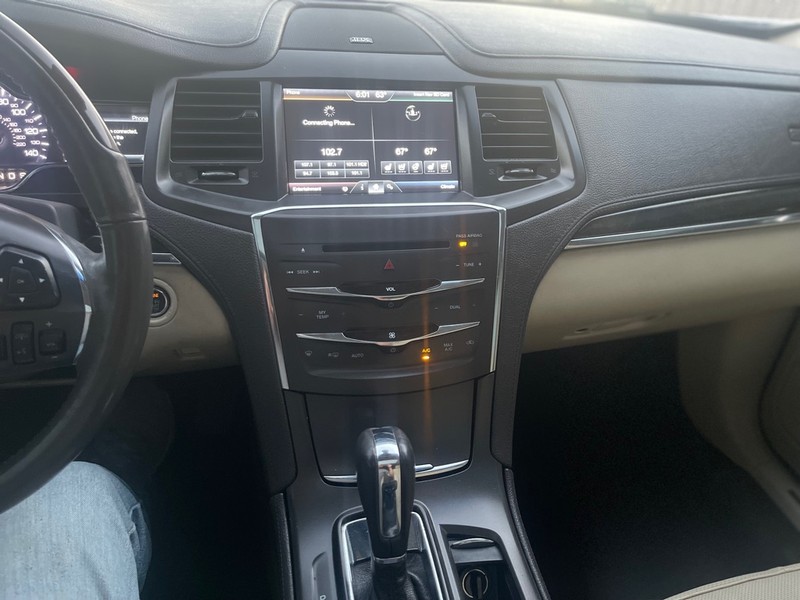 Lincoln MKS Vehicle Full-screen Gallery Image 7