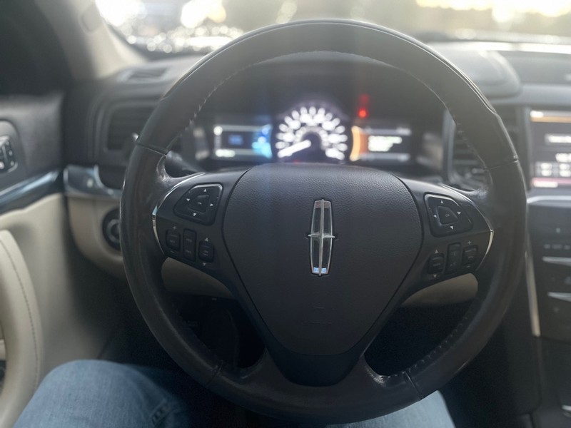 Lincoln MKS Vehicle Full-screen Gallery Image 8