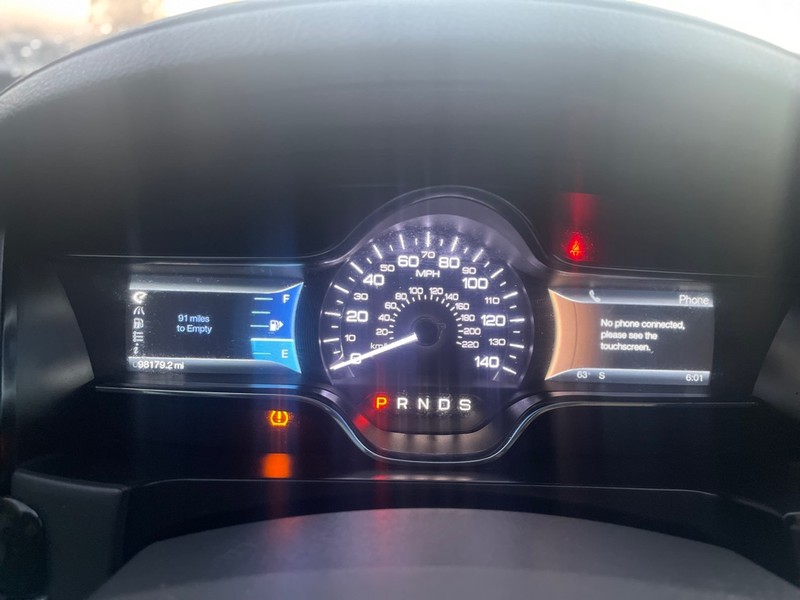 Lincoln MKS Vehicle Full-screen Gallery Image 9