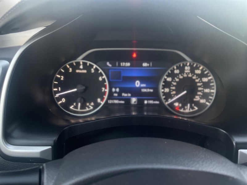 Nissan Murano Vehicle Full-screen Gallery Image 11